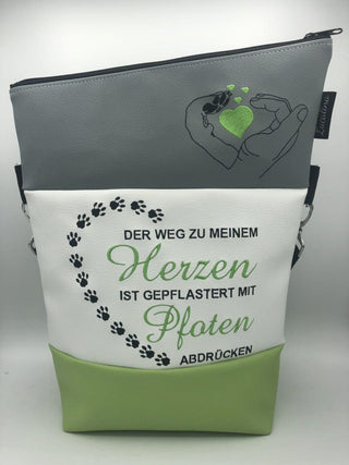 Gepflastert mit Pfotenabdrücken