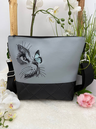 Katze mit Schmetterling